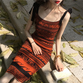 Narancssárga színű női ruha vékony pántokkal