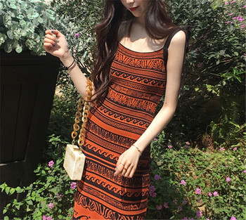 Narancssárga színű női ruha vékony pántokkal