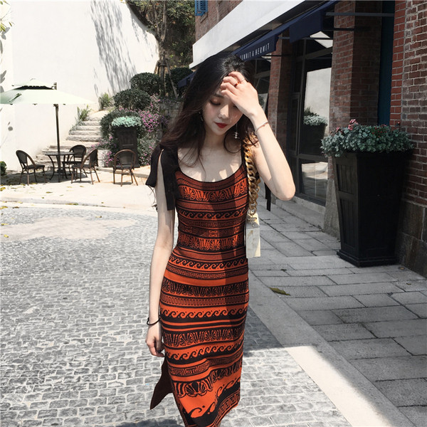 Narancssárga színű női ruha vékony pántokkal