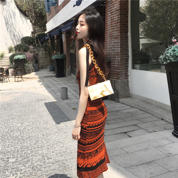 Narancssárga színű női ruha vékony pántokkal