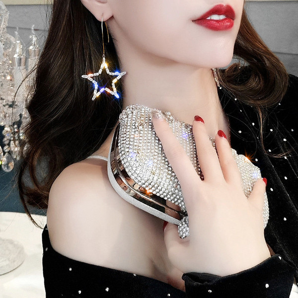 Jelenlegi stílusos fülbevaló kövekkel