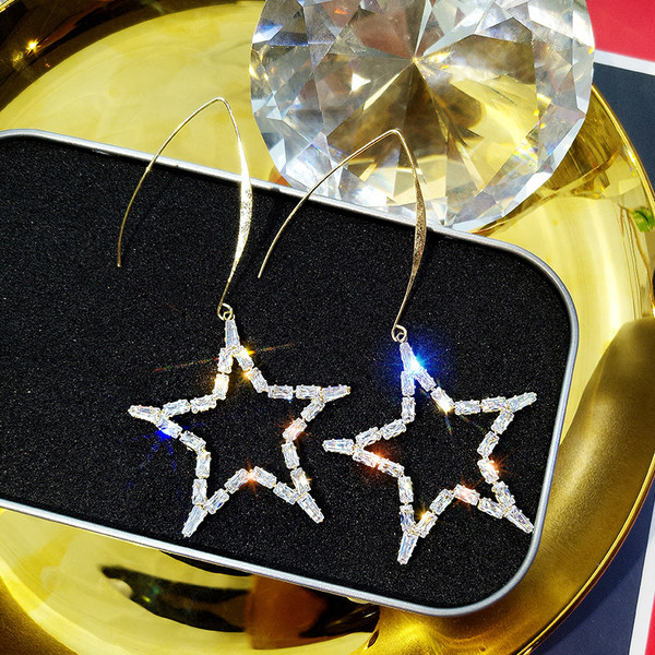 Jelenlegi stílusos fülbevaló kövekkel