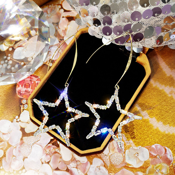 Jelenlegi stílusos fülbevaló kövekkel