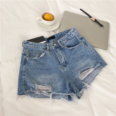 Modern női rövidnadrág, kék színben szakadt motívummal