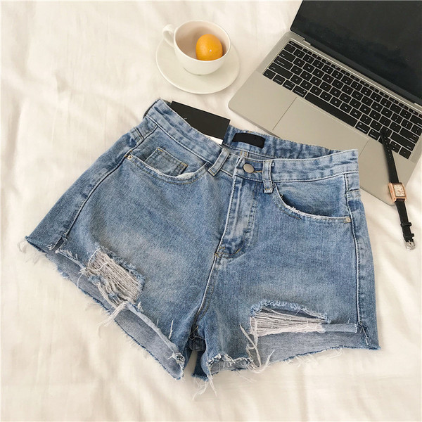 Modern női rövidnadrág, kék színben szakadt motívummal