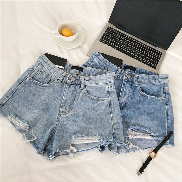 Modern női rövidnadrág, kék színben szakadt motívummal