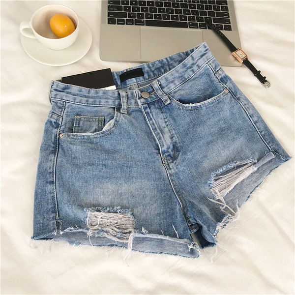 Modern női rövidnadrág, kék színben szakadt motívummal