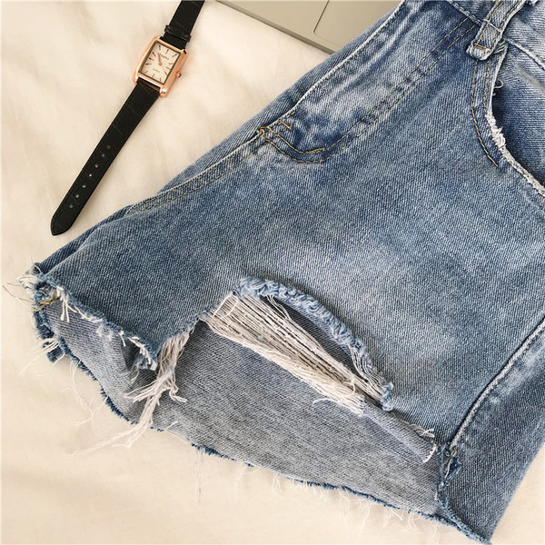 Modern női rövidnadrág, kék színben szakadt motívummal