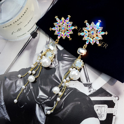 Női fülbevaló díszítő kövekkel és gyöngyökkel