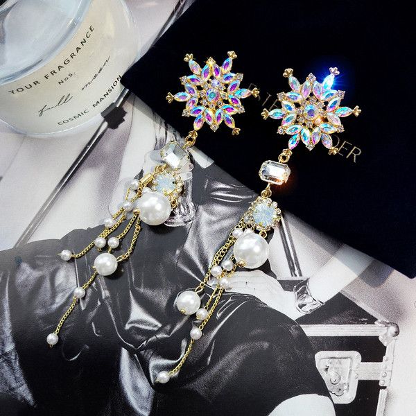 Női fülbevaló díszítő kövekkel és gyöngyökkel