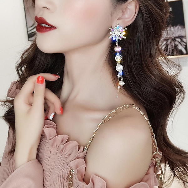 Női fülbevaló díszítő kövekkel és gyöngyökkel