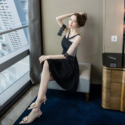 Μοντέρνο γυναικείο φόρεμα σε μαύρο χρώμα με τούλι και δαντέλα