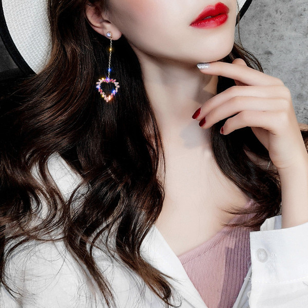 Rózsaszín kövekkel díszített hosszú női fülbevaló