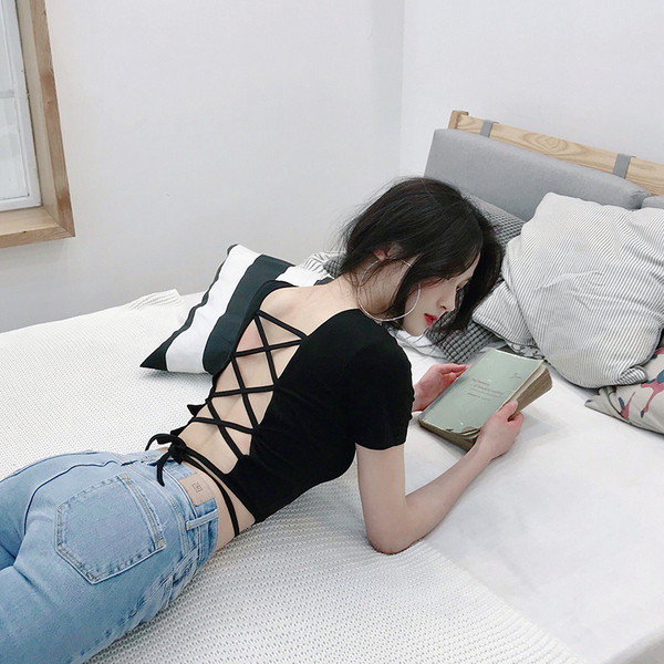 Modern női felső fekete és piros színben, hátul megkötővel