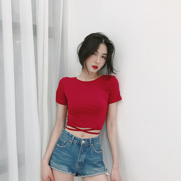 Modern női felső fekete és piros színben, hátul megkötővel