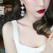 Arany színű női fülbevaló kövekkel