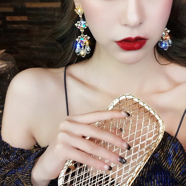 Arany színű női fülbevaló kövekkel