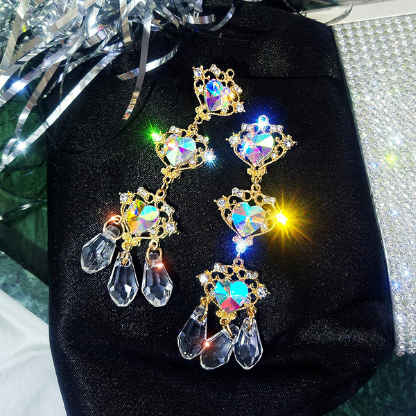 Arany színű női fülbevaló kövekkel