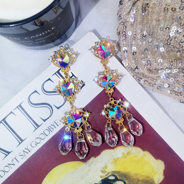 Arany színű női fülbevaló kövekkel