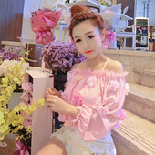 Modern női blúz csupasz váll, rózsaszín 3D elemekkel