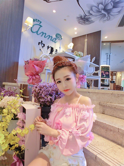 Modern női blúz csupasz váll, rózsaszín 3D elemekkel