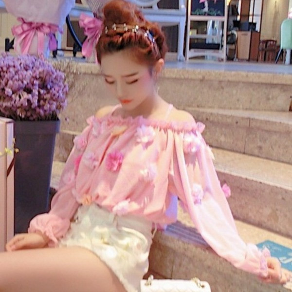 Modern női blúz csupasz váll, rózsaszín 3D elemekkel