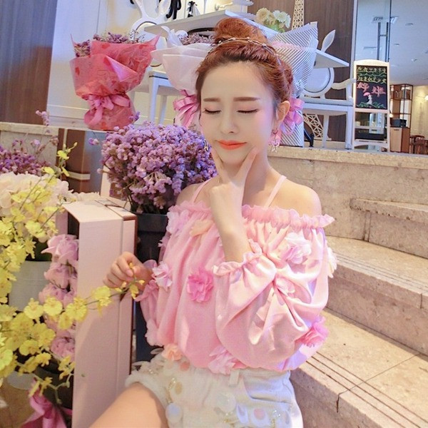 Modern női blúz csupasz váll, rózsaszín 3D elemekkel