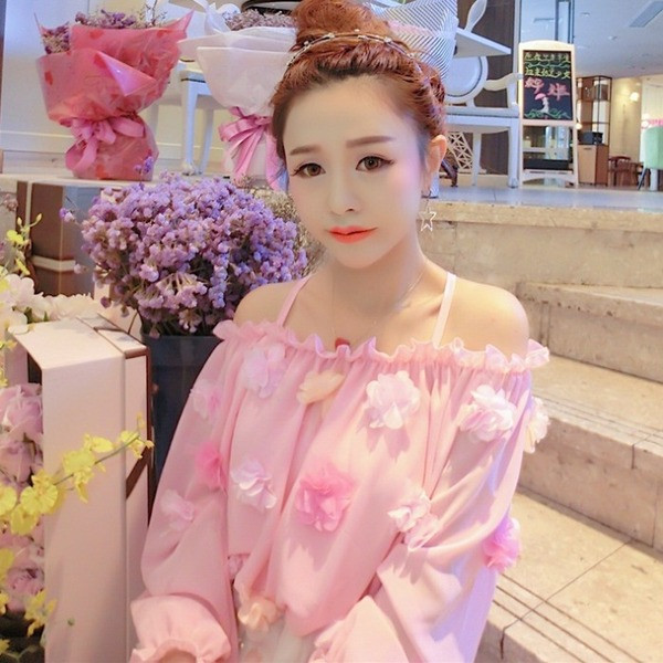 Modern női blúz csupasz váll, rózsaszín 3D elemekkel