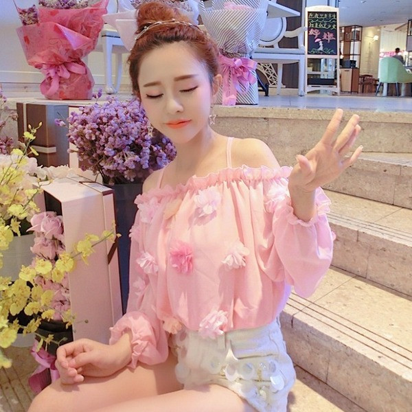 Modern női blúz csupasz váll, rózsaszín 3D elemekkel