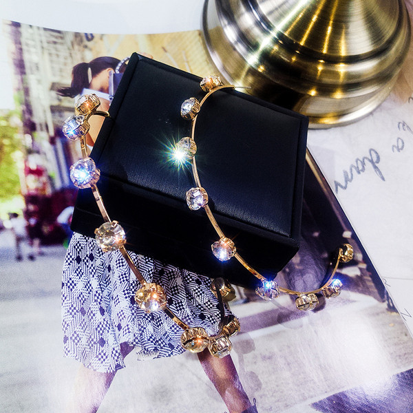 Modern női kerek fülbevaló kövekkel