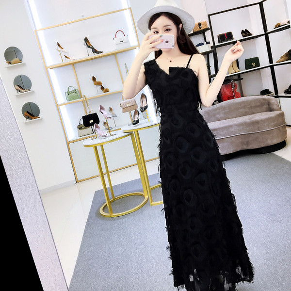 Modern női ruha bojttal, két színben