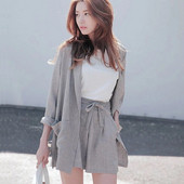 Stílusos női szett szürke és bézs kabáttal és rövidnadrággal