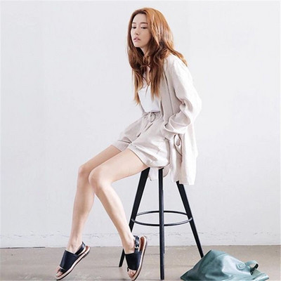 Stílusos női szett szürke és bézs kabáttal és rövidnadrággal