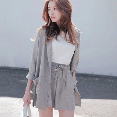 Stílusos női szett szürke és bézs kabáttal és rövidnadrággal