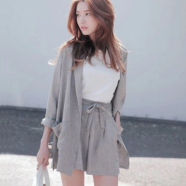 Stílusos női szett szürke és bézs kabáttal és rövidnadrággal