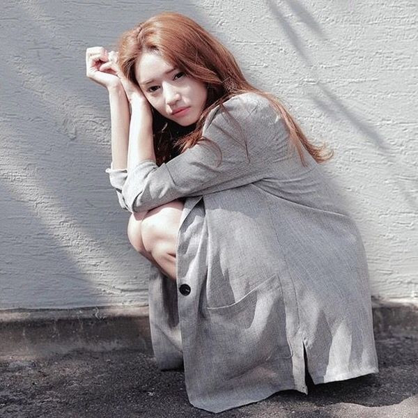 Stílusos női szett szürke és bézs kabáttal és rövidnadrággal