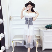 Modern női ruha csupasz vállakkal, fehér színben