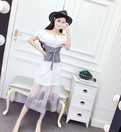 Modern női ruha csupasz vállakkal, fehér színben