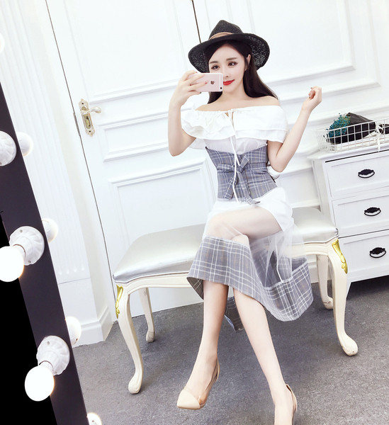 Modern női ruha csupasz vállakkal, fehér színben