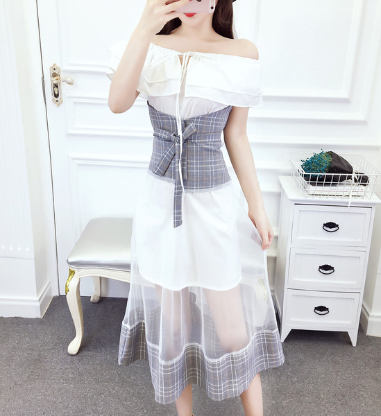 Modern női ruha csupasz vállakkal, fehér színben