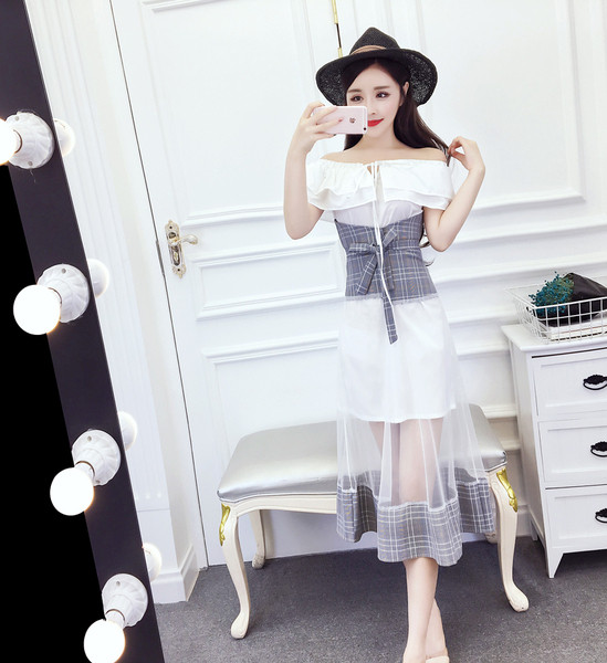 Modern női ruha csupasz vállakkal, fehér színben