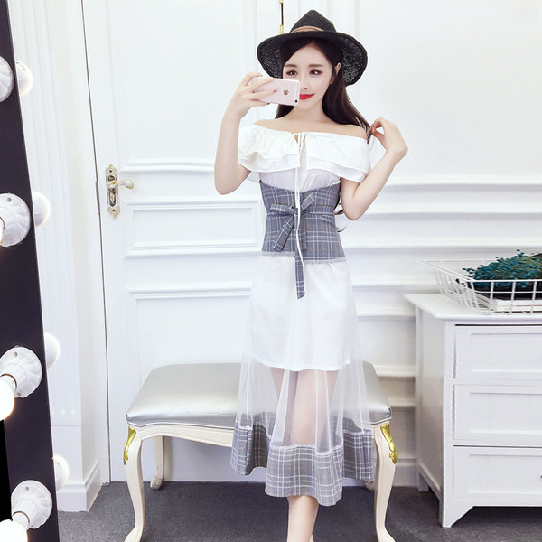 Modern női ruha csupasz vállakkal, fehér színben