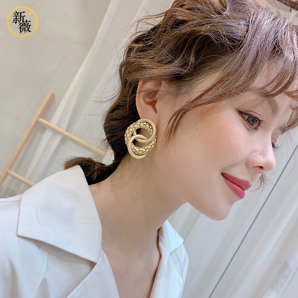 Stílusos női fülbevaló ezüst és arany színben