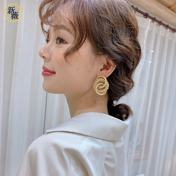 Stílusos női fülbevaló ezüst és arany színben