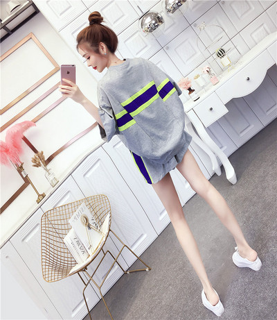 Modern női szett pólóból és rövidnadrágból, két színben