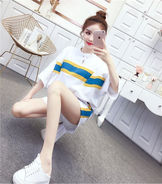 Modern női szett pólóból és rövidnadrágból, két színben