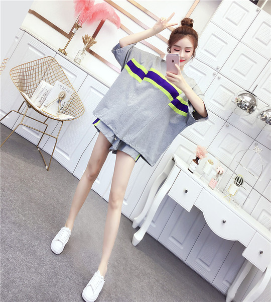 Modern női szett pólóból és rövidnadrágból, két színben