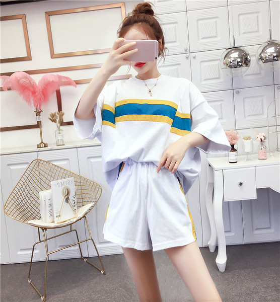 Modern női szett pólóból és rövidnadrágból, két színben