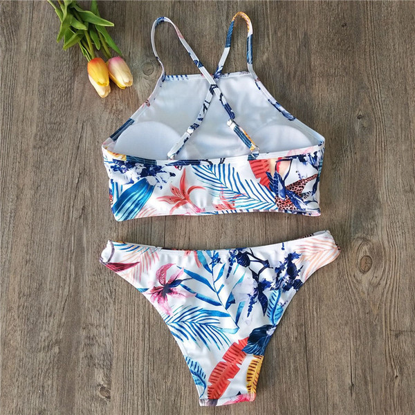 Costum de baie din două piese cu model floral și bretele încrucișate pe spate