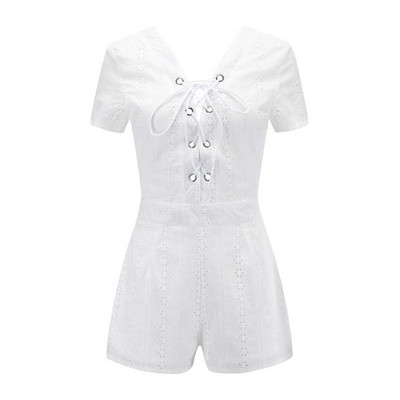 Μοντέρνα καλοκαιρινή γυναικεία ολόσωμη φόρμα με cross-links σε λευκό